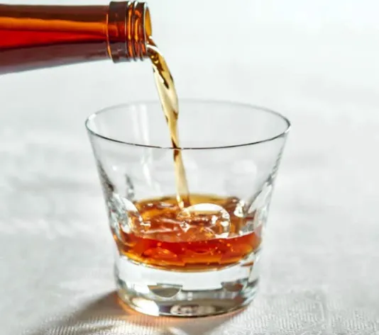 Photo d'un petit verre dans lequel on verse du saké