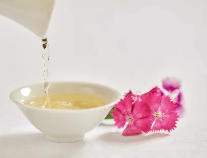 Saké versé dans une coupelle